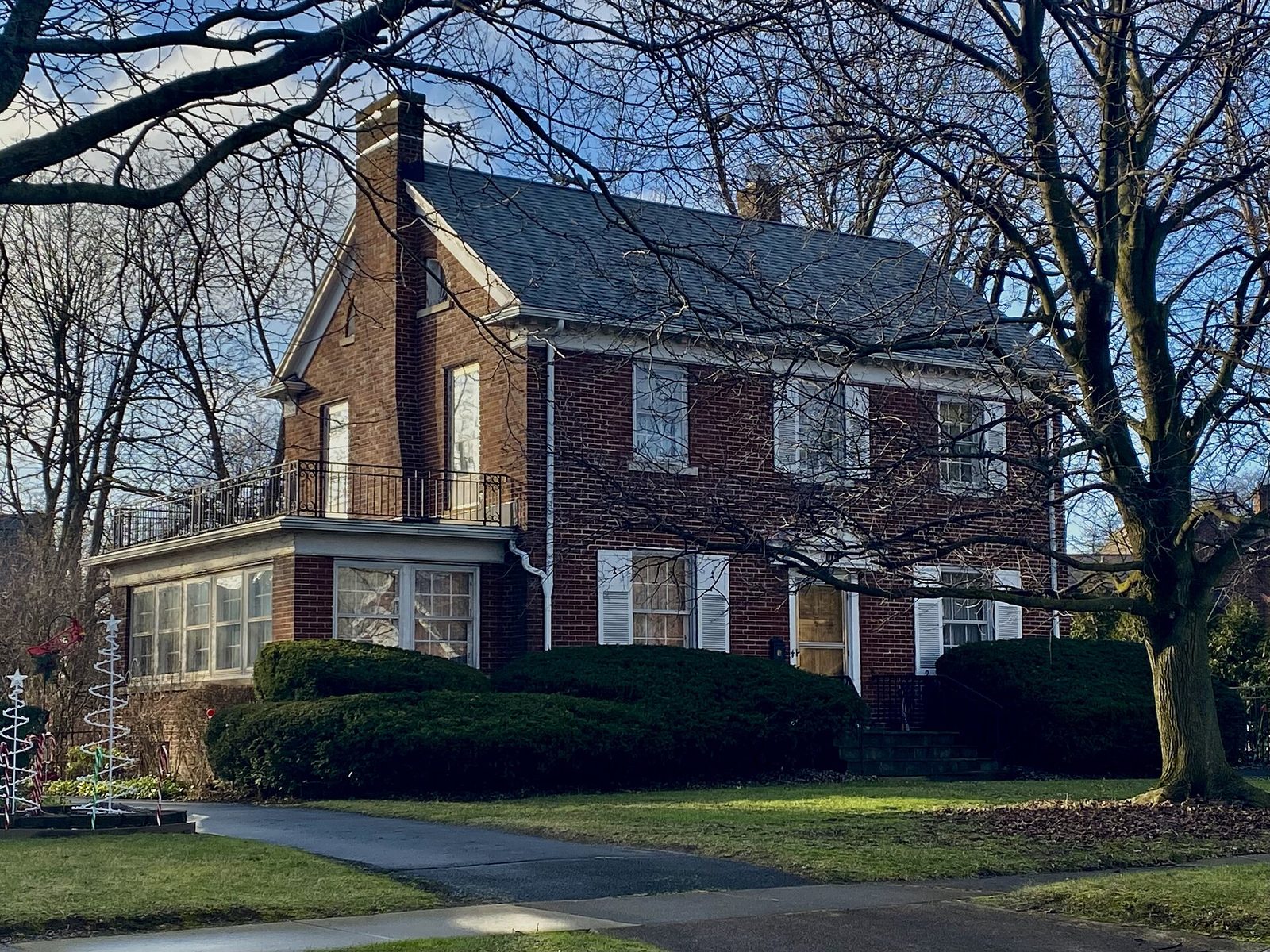House on Elm Terrace, Millbrook - Century house with bay windows